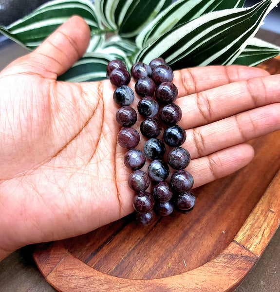 Arfvedsonite in Garnet Bracelet